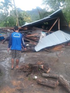 Angin kencang Disertai ujan Rusak Puluhan Bangunan. Dandim 1628/SB Himbau Warga Berhati-hati.