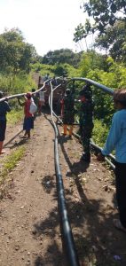 Posramil Tambora Bersama Warga Dorolede Pasang Pipa Air Bersih