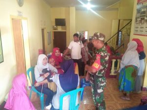 Ini Yang Dilakukan Babinsa Saat IDI Kabupaten Sumbawa Gelar Pengobatan Gratis