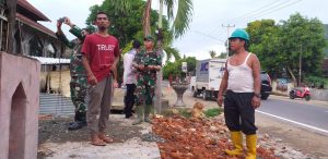 Anggota Koramil Taliwang Bantu Rumah Warga Yang Rusak, Akibat Diterjang Angin Kencang