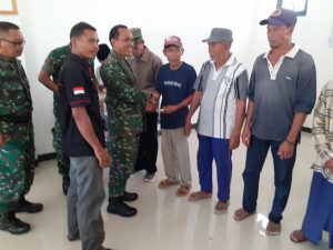 Kodim 1628/SB Bagikan Kacamata Baca Gratis. Manfaatnya Sangat Dirasakan Oleh Guru Ngaji.