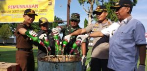 Ribuan Botol Miras Berbagai Jenis di Sumbawa Barat Dimusnakan
