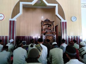 Anggota Polres Sumbawa Barat Berikan Ceramah Jumat Himbau Warga Beberapa Hal Penting.