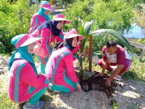 Bhayangkari Cabang Bima Lakukan Penanaman Pohon Peduli Lingkungan.