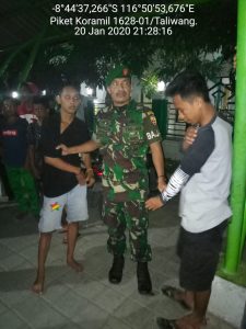 Anggota Koramil 1628-01/Taliwang Amankan Dua Pemuda Yang Berkelahi