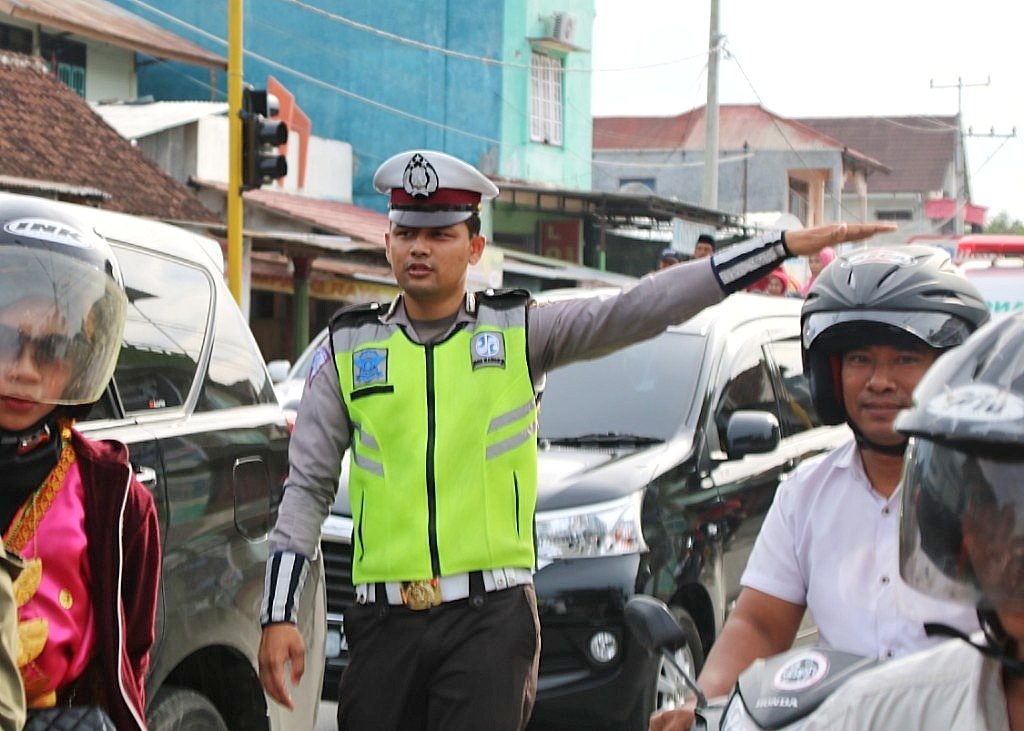 Polres Sumbawa Barat Atur dan Himbau Pengguna Jalan di Ruas Jalan Licin.