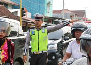 Polres Sumbawa Barat Atur dan Himbau Pengguna Jalan di Ruas Jalan Licin.