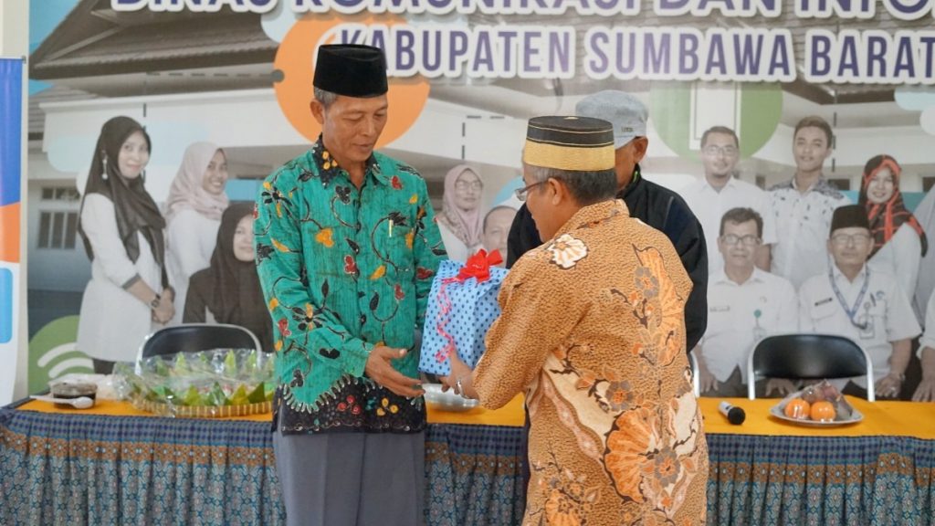 Pelepasan Purna Tugas Dua Pejabat Diskominfo Sumbawa Barat. Sukses Akan Datang Jika Disiplin.