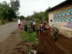 Antisipasi Banjir dan Genangan Air Didepan Puskesmas, Koramil Moyo Hulu Gelar Pembersihan Saluran air