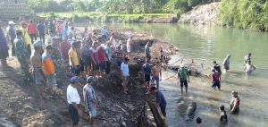 Personel TNI Polri dan Masyarakat Berjibaku Bersihkan Bantaran Sungai Brang Ode Jembatan Cinta