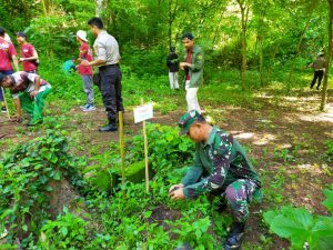 Koramil Gunungsari Kerahkan Personel Restorasi Lahan Di Taman Alam Wisata BKSDA Desa Kerandangan.