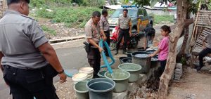 Ringankan Beban Warga, Polres Dompu Bagikan Air Bersih.