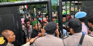 Ricuh, Puluhan Massa Dobrak Inspektorat dan Kantor Pemda Dompu.