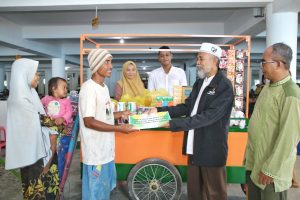 Peduli Sesama, Baznas Sumbawa Barat Beri Bantuan Ibu Penjual Keliling.