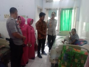 Prihatin Kondisi Seorang Anak, Kapolres Dompu Berikan Bantua Pengobatan dan Operasi.