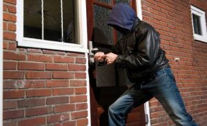 Congkel Rumah Menggunakan Sendok, Pelaku Curi Handphone, Dompet dan Celengan Uang