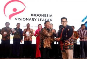 SINDO Media Anugerahi Bupati Sumbawa Barat,  Penghargaan IVL Inovasi Terbaik Pendekatan Gotong Royong