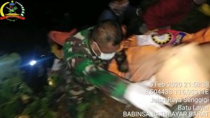 Babinsa Koramil Gunungsari  Bantu Evakuasi  Mayat Dalam Bungusan Plastik Hitam