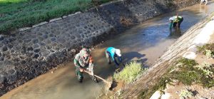 Dukung Swasembada Pangan, Babinsa Koramil Alas dan Petani Bersihkan Saluran Irigasi