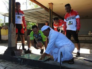 Danrem 162/WB dan Rombongan Gowes Cek Perehaban Musala dan Pura Satria Dharma Kompi B Yonzipur 18/YKR