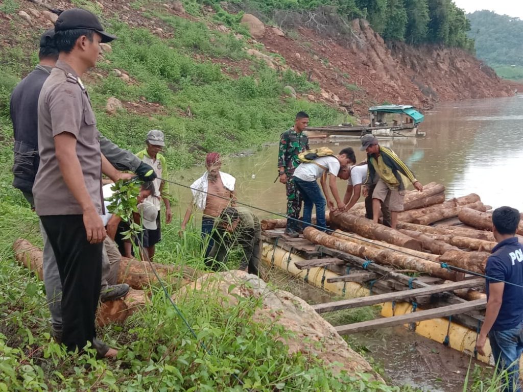 Olah TKP Pencurian Kayu Jati di Bendungan Pela Parado Bima. Tiga Orang Masih Buronan.