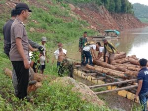 Olah TKP Pencurian Kayu Jati di Bendungan Pela Parado Bima. Tiga Orang Masih Buronan.