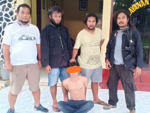Rampas Handphone dan Tikam Pacar. Pelajar di Bima Ditangkap Polisi di Plafon Rumah.