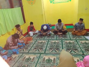 Jaga Silaturahmi dan Keimanan, Bhabinkamtibmas Baka Jaya Ajak Warga Yasinan dan Doa Bersama.