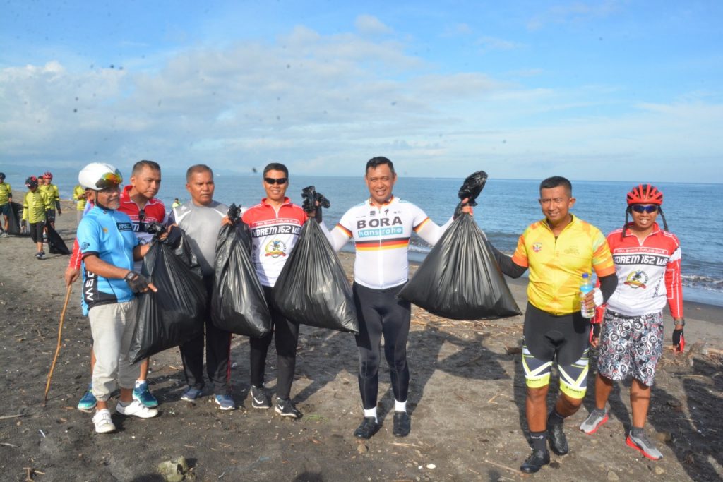 Menuju Zero Waste, Gowes WBCC Bersihkan Pantai Dari Sampah Plastik
