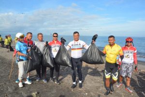 Menuju Zero Waste, Gowes WBCC Bersihkan Pantai Dari Sampah Plastik