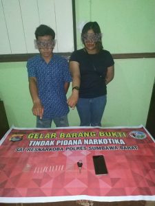 Sempat Melarikan Diri, Dua Tersangka Pemilik Sabu Dibekuk Polisi. Puluhan Poket Narkoba Diamankan.