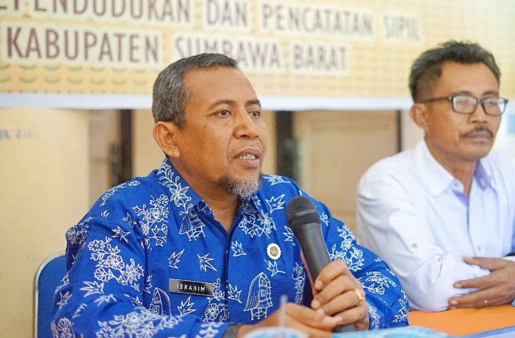Dinas DukCapil Sumbawa Barat Mulai Gunakan Aplikasi Android Urus Administrasi Kependudukan.