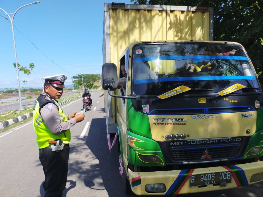 Puluhan STNK Ditahan. Kapolres Bima Himbau Warga Hati-hati Berlalu Lintas.