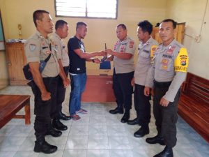 Tanpa Paksaan, Anhar Serahkan Senjata Api Rakitan ke Polsek Woha Bima.