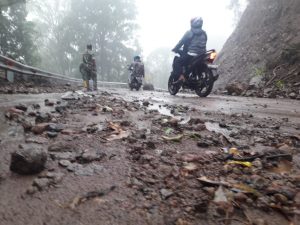 Tanah Longsor dan Batu Ganggu Pengguna Jalan Jalur Pusuk Sembalun