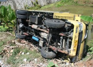 Truk Bermuatan Elpiji Tergiling dan Terbakar di Bima Akibat Rem Blong.