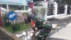 Selokan tersumbat Babinsa Turun Membantu Masyarakat