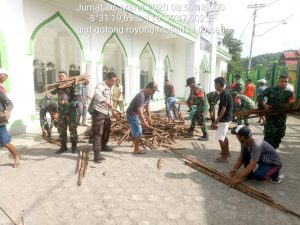 Koramil Alas Berjibaku Dengan Masyarakat bersihkan Bongkaran Masjid Jami Kalimango