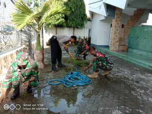 Koramil Lape Lopok dan Warga Gotong Royong Bersihkan Masjid