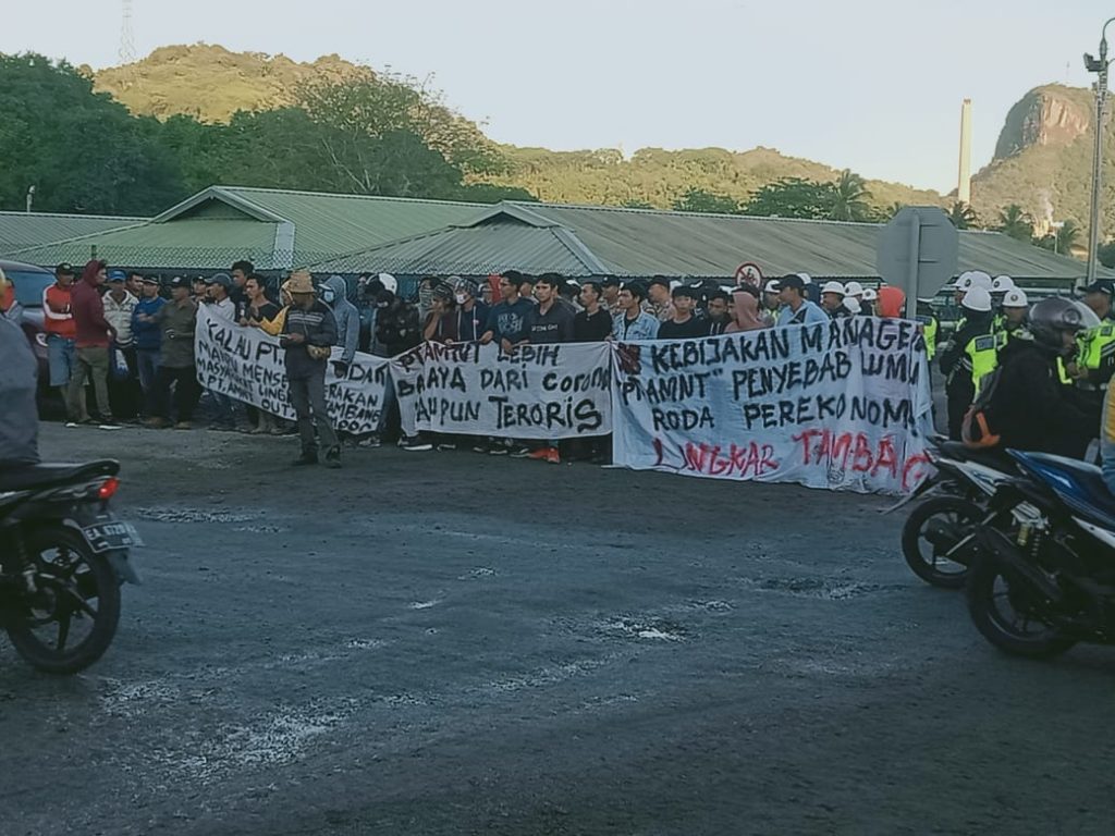 Puluhan Masa Lakukan Unjukrasa Tuntut PT. AMNT Transparan dan Tidak Semena-mena.