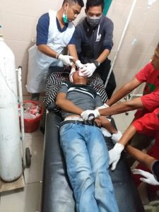 Seorang Pria di Dompu Dikeroyok Sekelompok Anak Muda. Motor Korban Juga Dibakar.