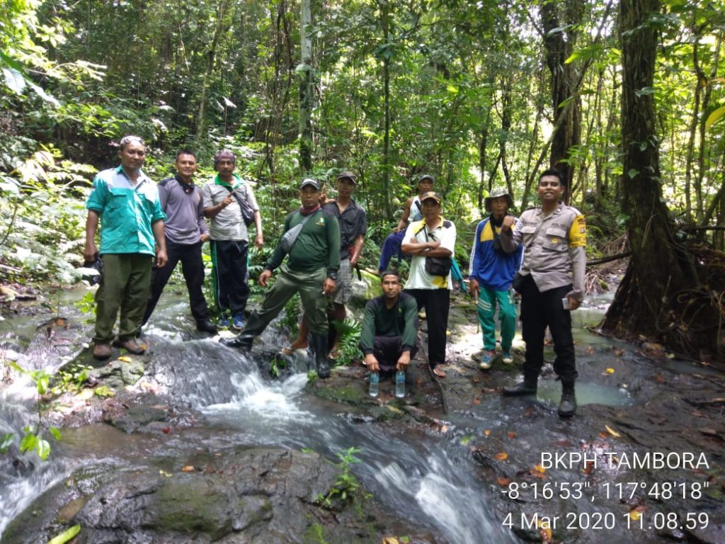 Rawat Hutan, Sinergitas  Polri dan Masyarakat di Dompu Tanam Pohon Sekitar Mata Air