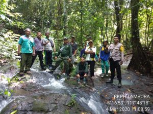 Rawat Hutan, Sinergitas  Polri dan Masyarakat di Dompu Tanam Pohon Sekitar Mata Air
