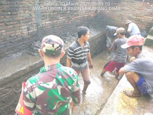 Babinsa Karang Dima Bersama Poktan Tunas Baru Bersihkan Saluran Irigasi Tersumbat