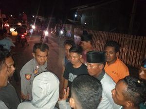 Oknum Kepala Sekolah Cabuli Siswa. Puluhan warga di Dompu Blokir Jalan.
