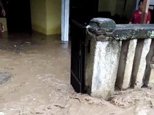 Banjir Setinggi Lutut Rendam Belasan Rumah di Sumbawa Barat.