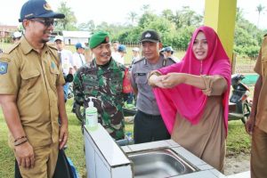 Camat Brangrea Sosialisasi dan Lakukan Penyemprotan Disinfektan di Rarak Ronges