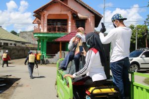 Sosialisasi dan Penyemprotan Disinfektan. Lurah Arab Kenangan Ajak Warga Jaga Kesehatan dan Tidak Panik.