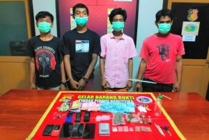 Diduga Edarkan Shabu dan Ganja, Tukang Ojek dan Pelajar di Bima Diringkus Polisi. Satu Orang Melarikan Diri.