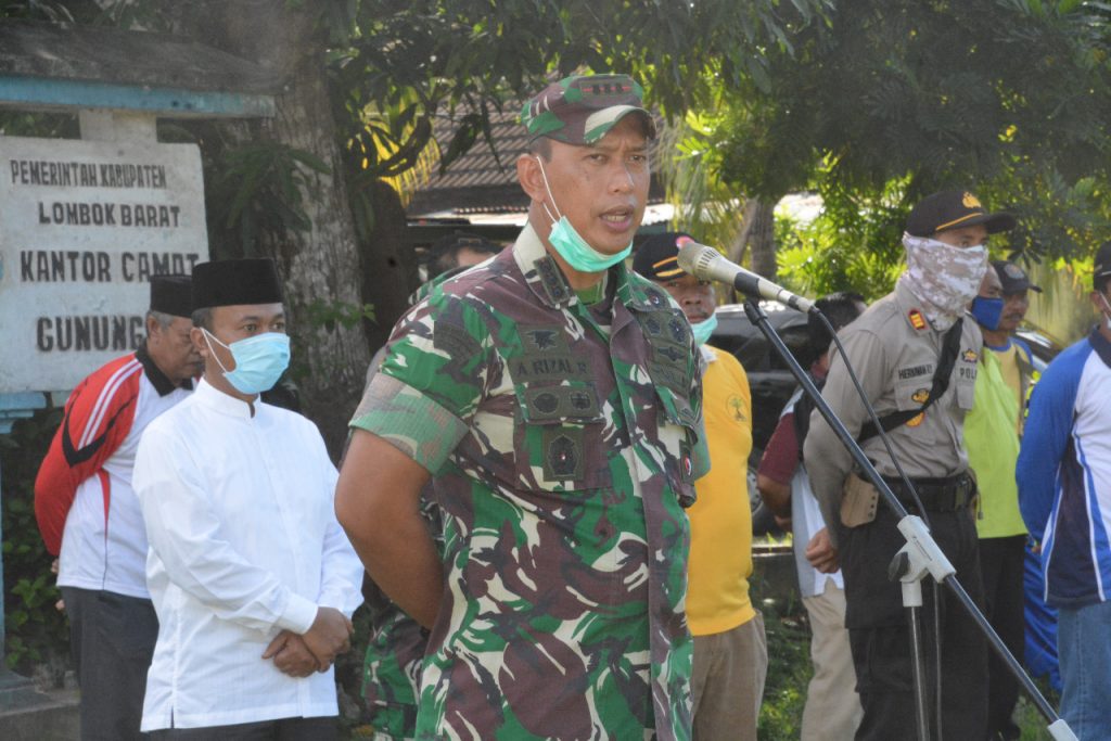 Danrem 162/WB Bersama Bupati Lobar Pimpin Penyemprotan Disinfektan di Lobar